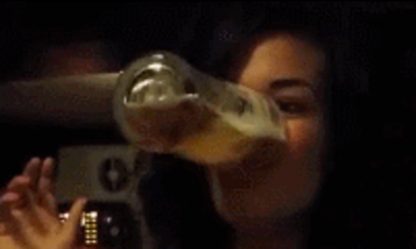 Meisje drinkt bier zonder handen te gebruiken